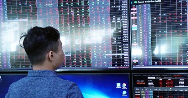 Who bought more than 2 billion shares in the session when VN-Index evaporated over 55 points?