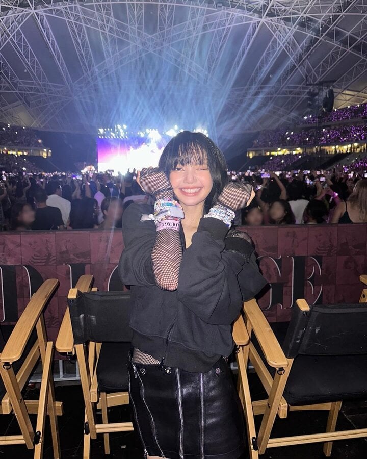 Lisa shows off moments from Taylor Swift's concert.