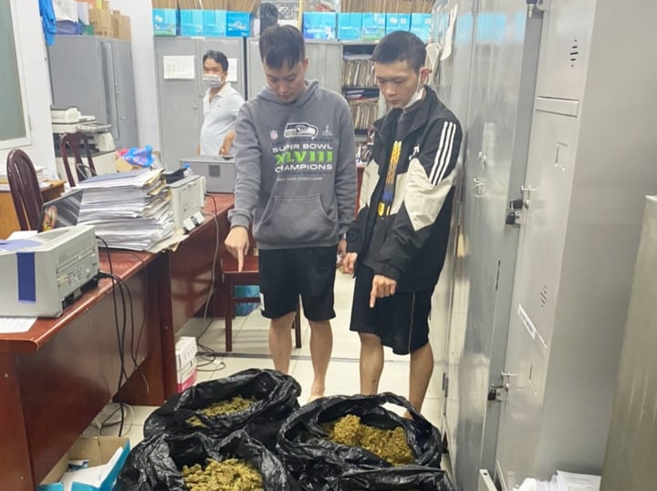 폐쇄된 마리화나 재배 및 유통 시설을 해체하고 건조된 마리화나 40kg 이상을 압수 - 1
