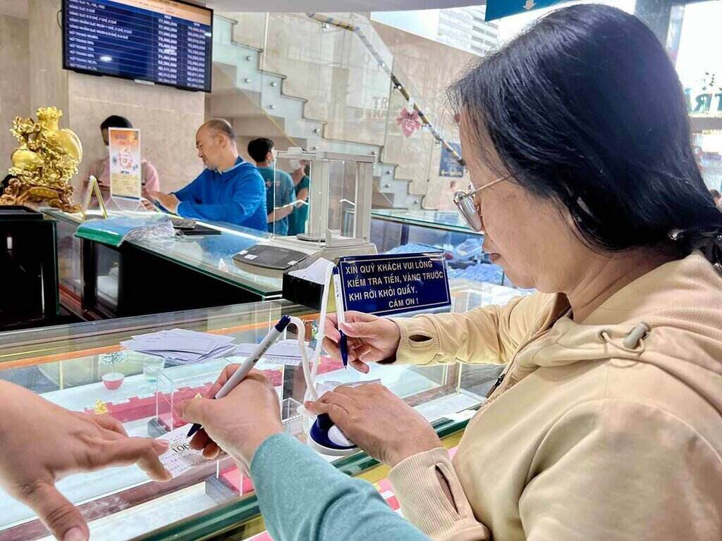 Les personnes qui souhaitent acheter de l’or doivent avoir un compte bancaire. Photo : Ngoc Le