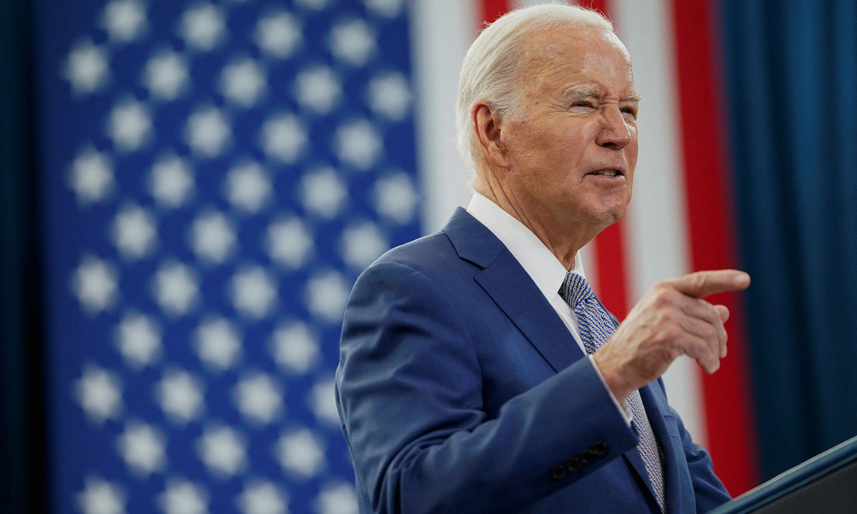 Biden mỉa mai Trump vì dự báo 'chứng khoán Mỹ sụp đổ'