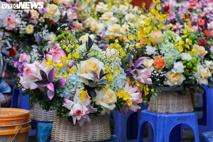 Bouquets of flowers come in a variety of styles and are priced from 350,000 - 1,000,000 VND/bouquet, while high-end flowers cost from several million to tens of millions of VND/bouquet.