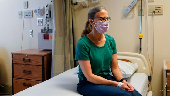 Patientin Kathleen Jade erhält am 30. Mai an der University of Washington – Montlake Medical Center in Seattle (USA) die dritte Dosis eines experimentellen Brustkrebsimpfstoffs. Foto: AP