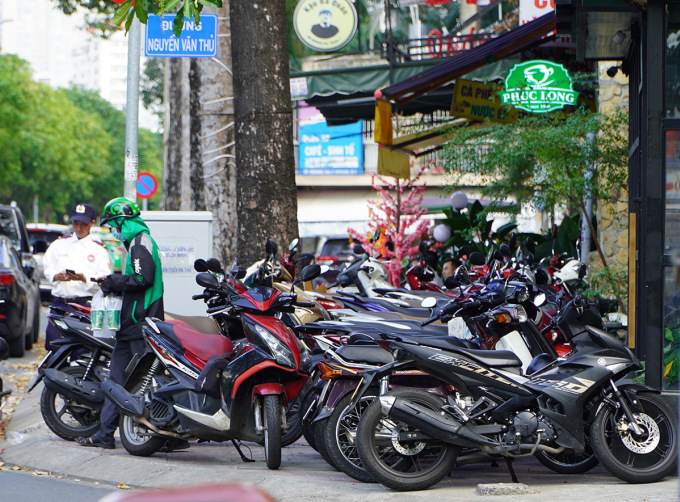 Một quán cà phê trên đường Hoàng Sa, quận 1, chiếm vỉa hè làm chỗ để xe của khách, tháng 2/2023. Ảnh: Gia Minh