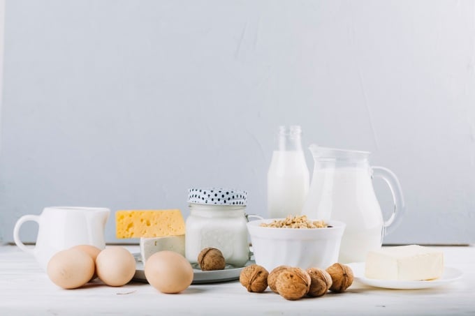 Một bữa sáng giàu canxi gồm trứng, phomat, sữa, hạnh nhân.. Ảnh: Freepik