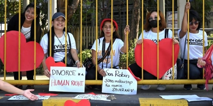 Los partidarios del divorcio protestan por el derecho al divorcio frente al Senado filipino en Pasay, Metro Manila, el 14 de febrero. Foto: AFP