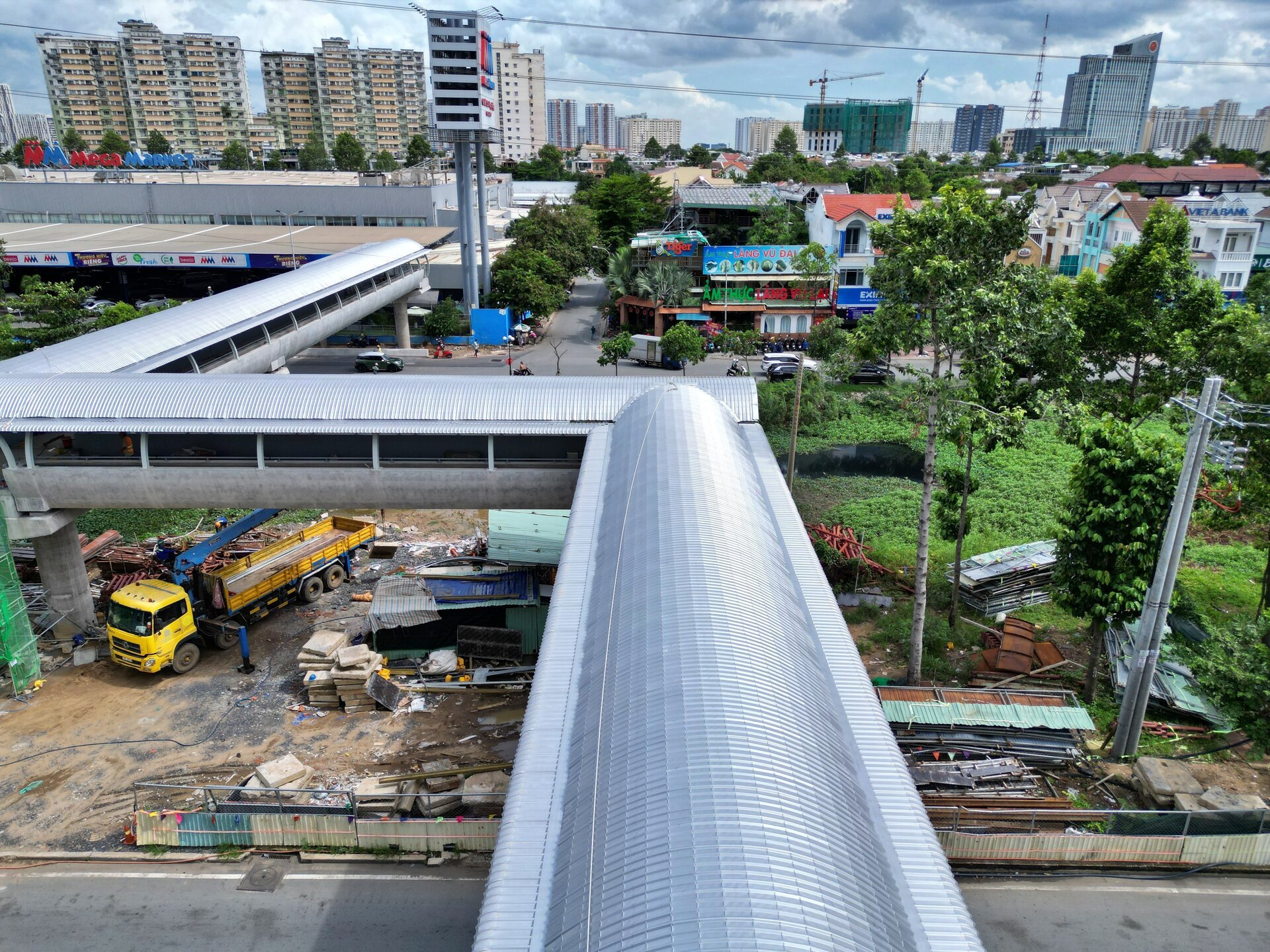 Nahaufnahme von 9 Fußgängerbrücken, die die Metrostation Nr. 1 in Ho-Chi-Minh-Stadt verbinden - 5