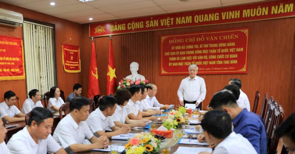 Vorsitzender Do Van Chien besuchte und ermutigte Beamte und Staatsbedienstete des Vaterländischen Frontkomitees der Provinz Thai Binh.