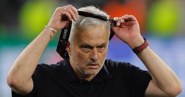 El entrenador Mourinho lanza una medalla tras la derrota en la final de la Europa League