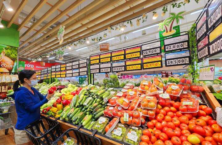 Many vegetables and fruits are priced at 10,000 VND.