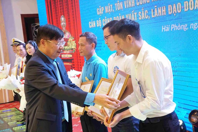 Vietnam National Shipping Lines premia a individuos destacados