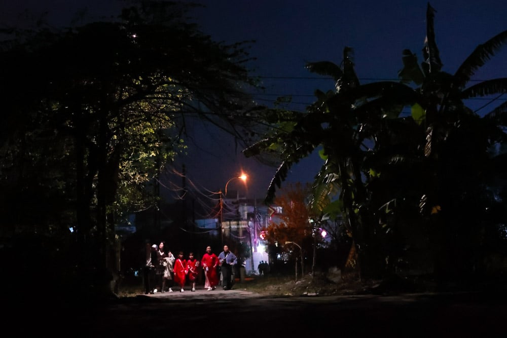 Le 4ème jour du Têt, alors qu'il commençait à faire nuit, le marché du yin et du yang commença dans le village d'O (aujourd'hui village de Xuan O, Vo Cuong, ville de Bac Ninh). Selon la légende, le marché remonterait au premier siècle après J.-C. et n'aurait eu lieu qu'une seule fois.