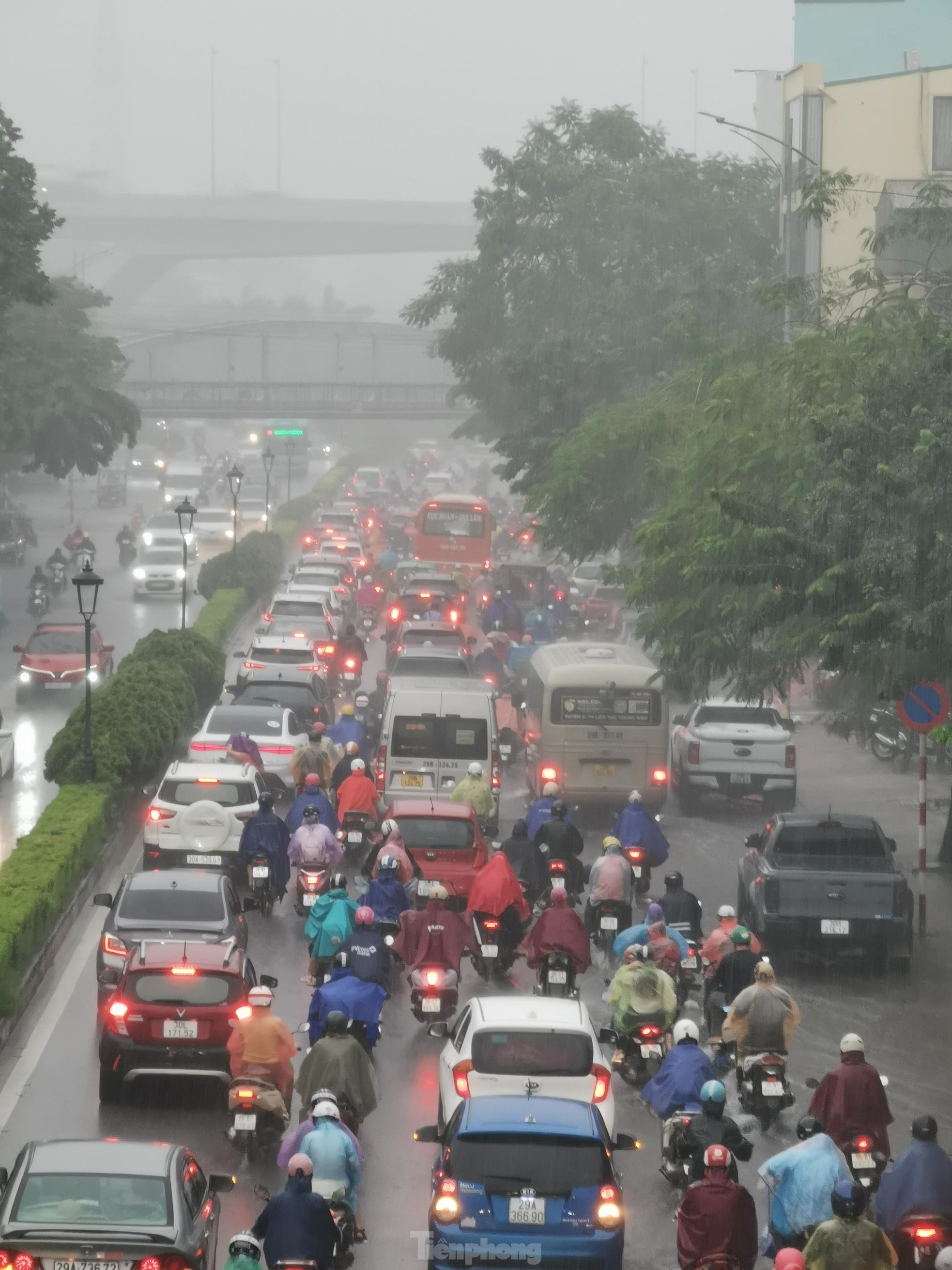 Người dân lại chật vật nhích từng mét trên đường giữa cơn mưa lớn giờ tan tầm ảnh 9