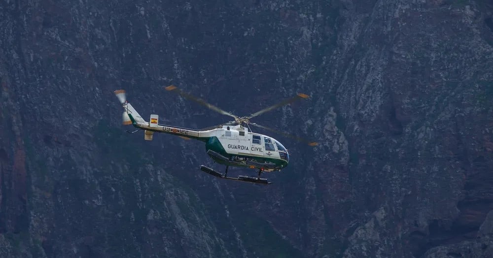 登山中に男性観光客が足を骨折し、高さ300メートルの崖にぶら下がったままになった。