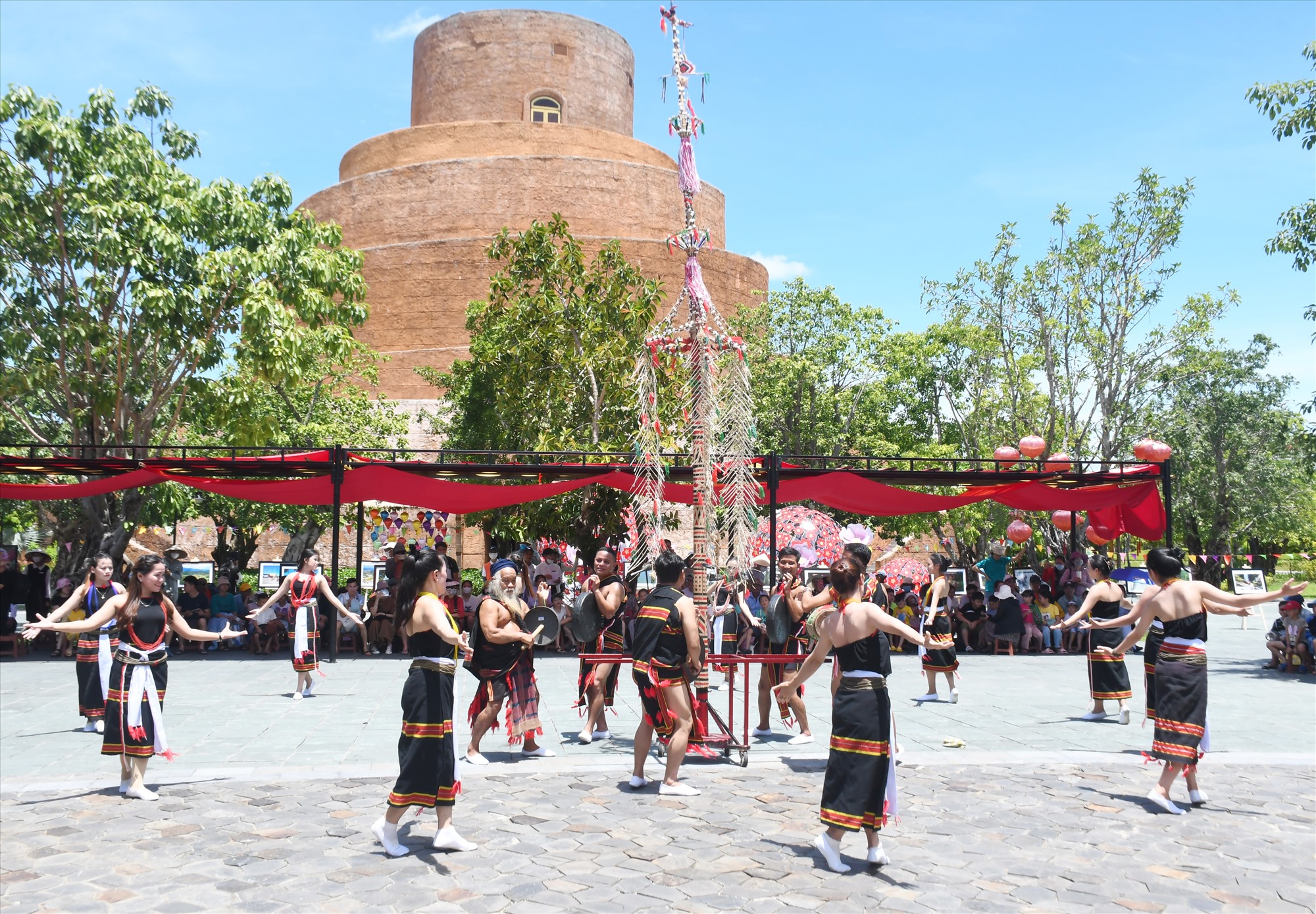 Der Ca Dong Gong-Tanz mit dem Auftritt des Dorfältesten und erfahrenen Künstlers Ho Van Dinh (in der Mitte, mit weißem Haar und Bart) zieht viele Touristen an. Foto: VB