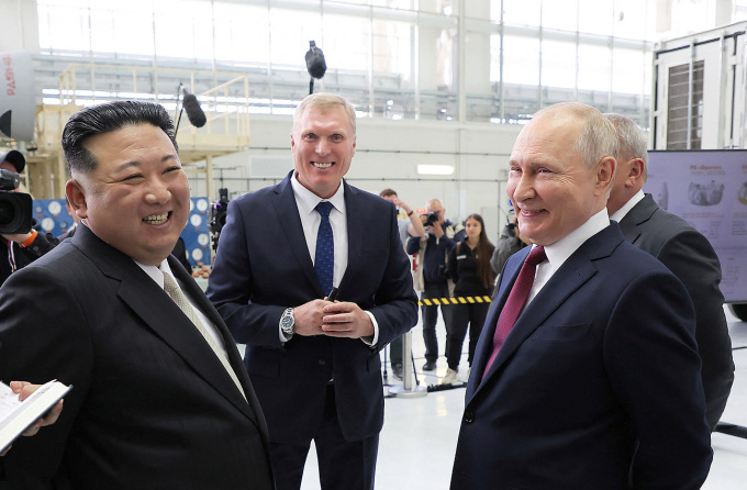 El presidente ruso Putin (derecha) y el líder norcoreano Kim Jong-un en el Cosmódromo de Vostochny, el puerto espacial más moderno de Rusia, el 13 de septiembre. Foto: KCNA