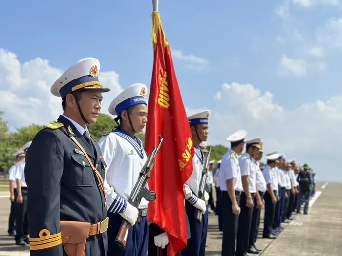  Quang cảnh của buổi lễ chào cờ trên đảo Trường Sa. (Ảnh: T.G/Vietnam+) 