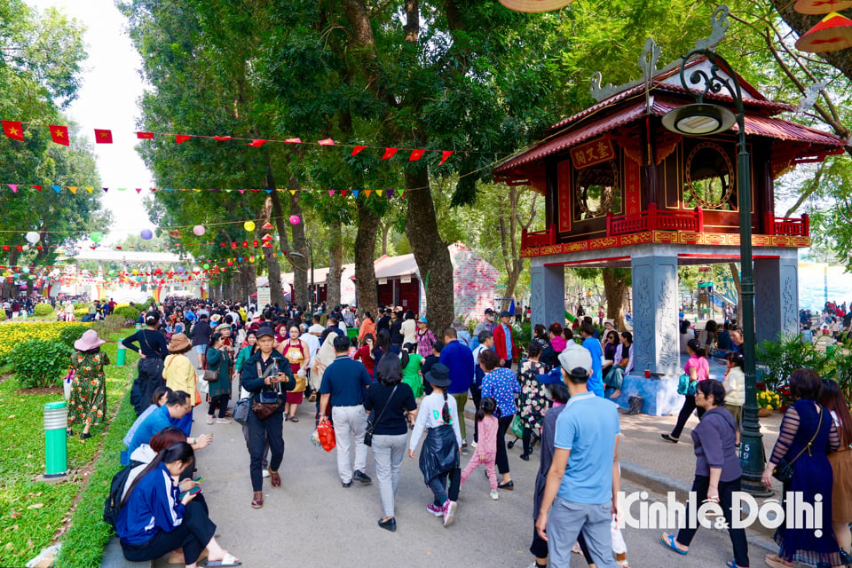 Menschen und Touristen nehmen eifrig am Hanoi Food Culture Festival 2024 teil.