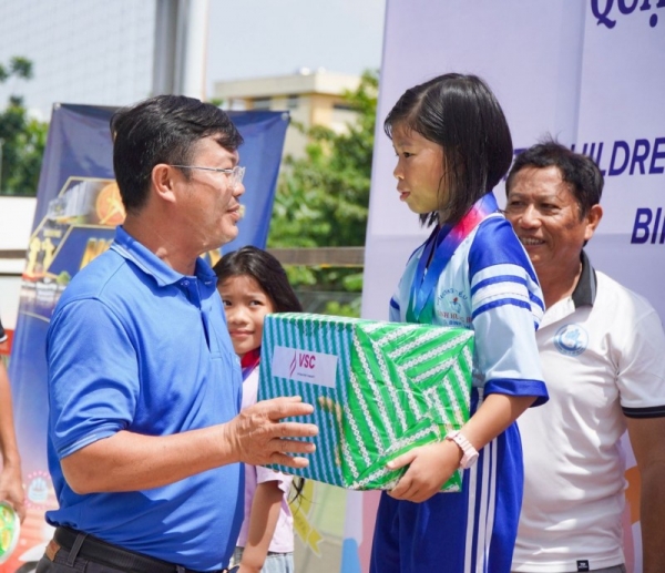 More than 100 disadvantaged children participate in the "Green Frog" swimming competition