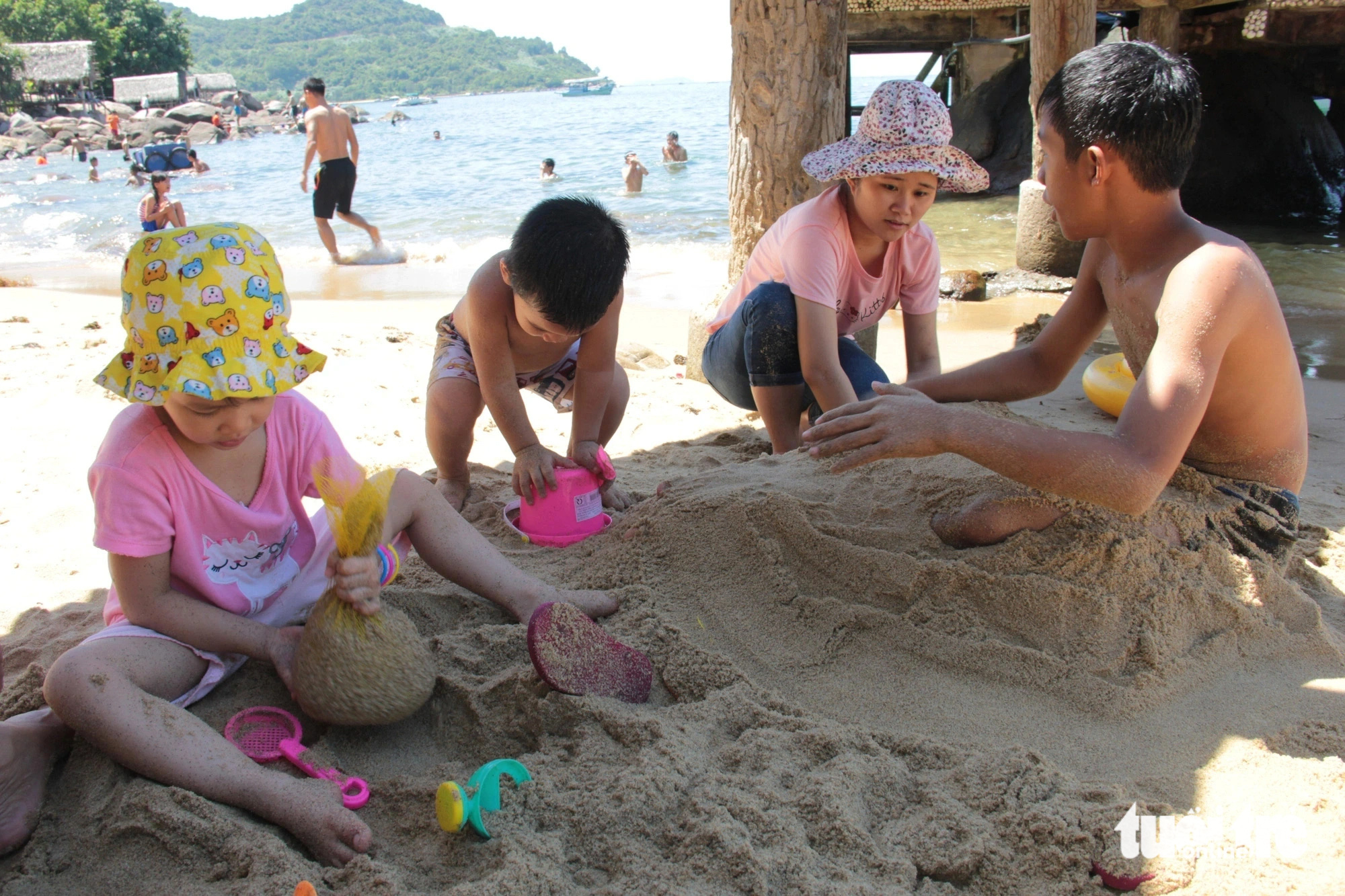 Chơi đùa bên những bãi tắm dưới chân bán đảo là trải nghiệm tuyệt vời cùng gia đình - Ảnh: TRƯỜNG TRUNG