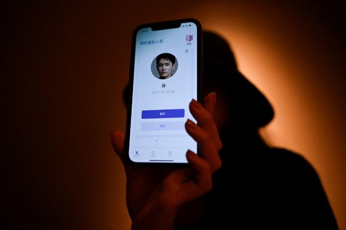 Benutzer einer KI-gestützten virtuellen Boyfriend-App, die im Juli 2021 von XiaoIce in Peking entwickelt wurde. Foto: AFP