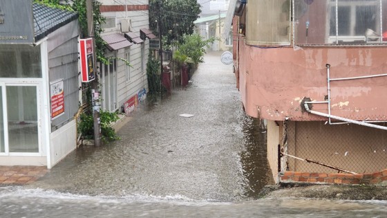 Starker Regen in der Stadt Bao Loc, viele Straßen sind stark überflutet. Foto 2