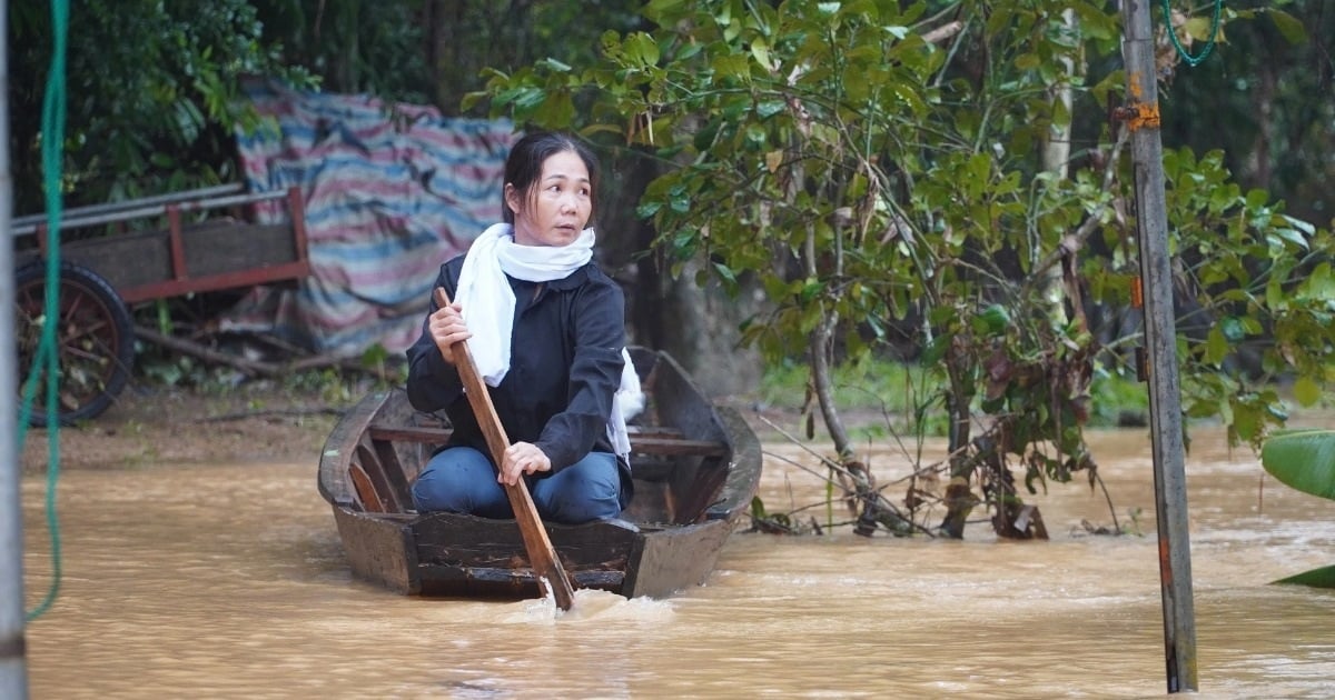 Nỗi đau vùng lũ: Chờ nước rút tiễn người quá cố, nhiều trẻ lâm cảnh mồ côi