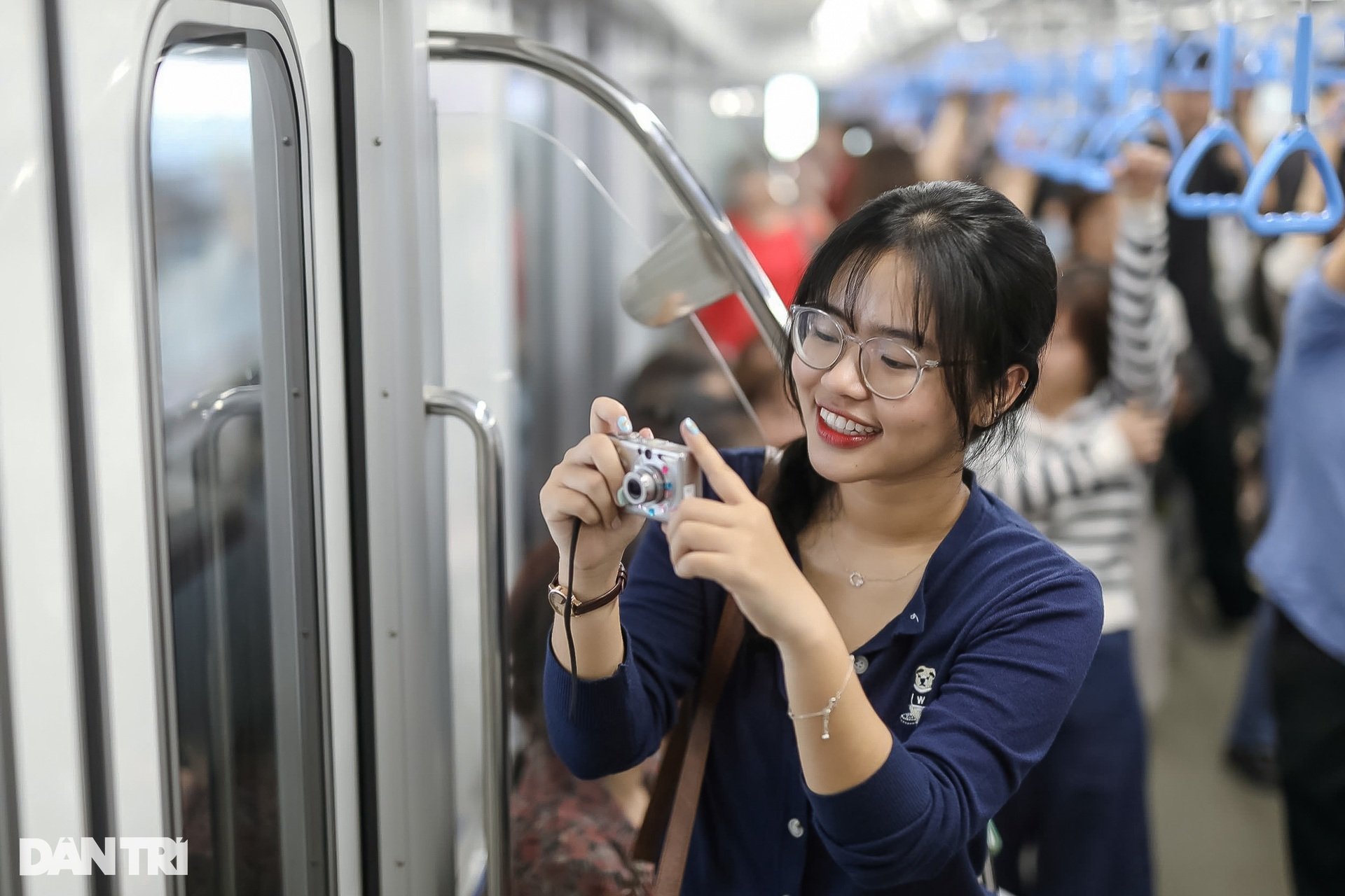 Giới trẻ TPHCM đổ xô đi trải nghiệm tuyến metro số 1 trước ngày vận hành - 16