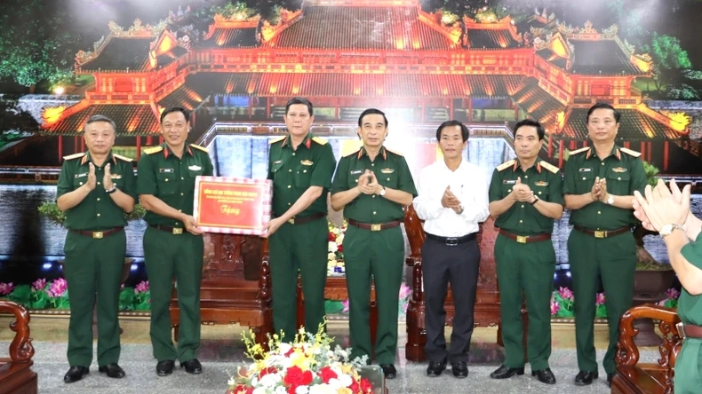 General Phan Van Giang besucht und arbeitet in der Provinz Thua Thien Hue, Foto 7