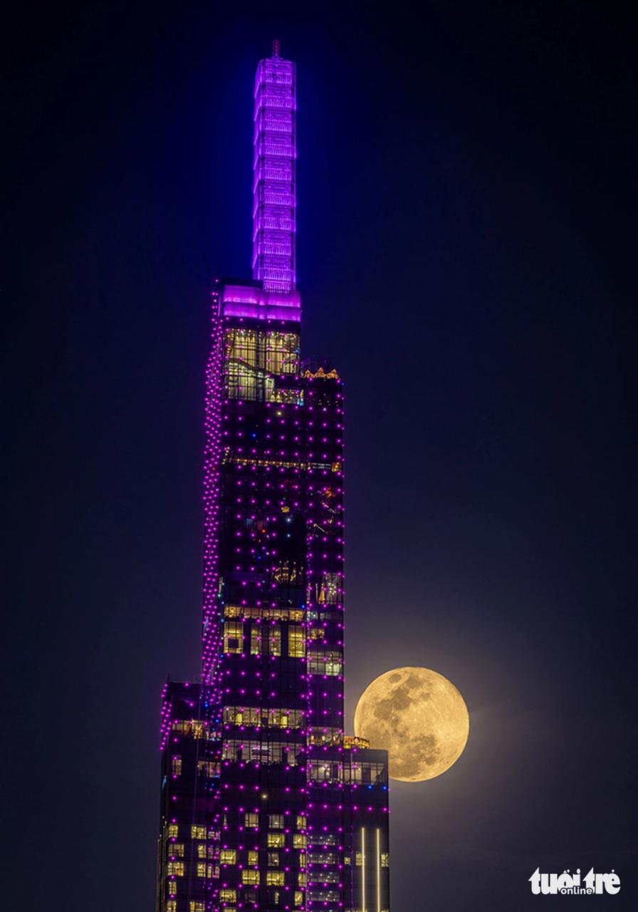 Mặt trăng và tòa nhà cao nhất Việt Nam Landmark 81 (TP.HCM), ảnh chụp tháng 12-2023 - Ảnh: MINH HÒA