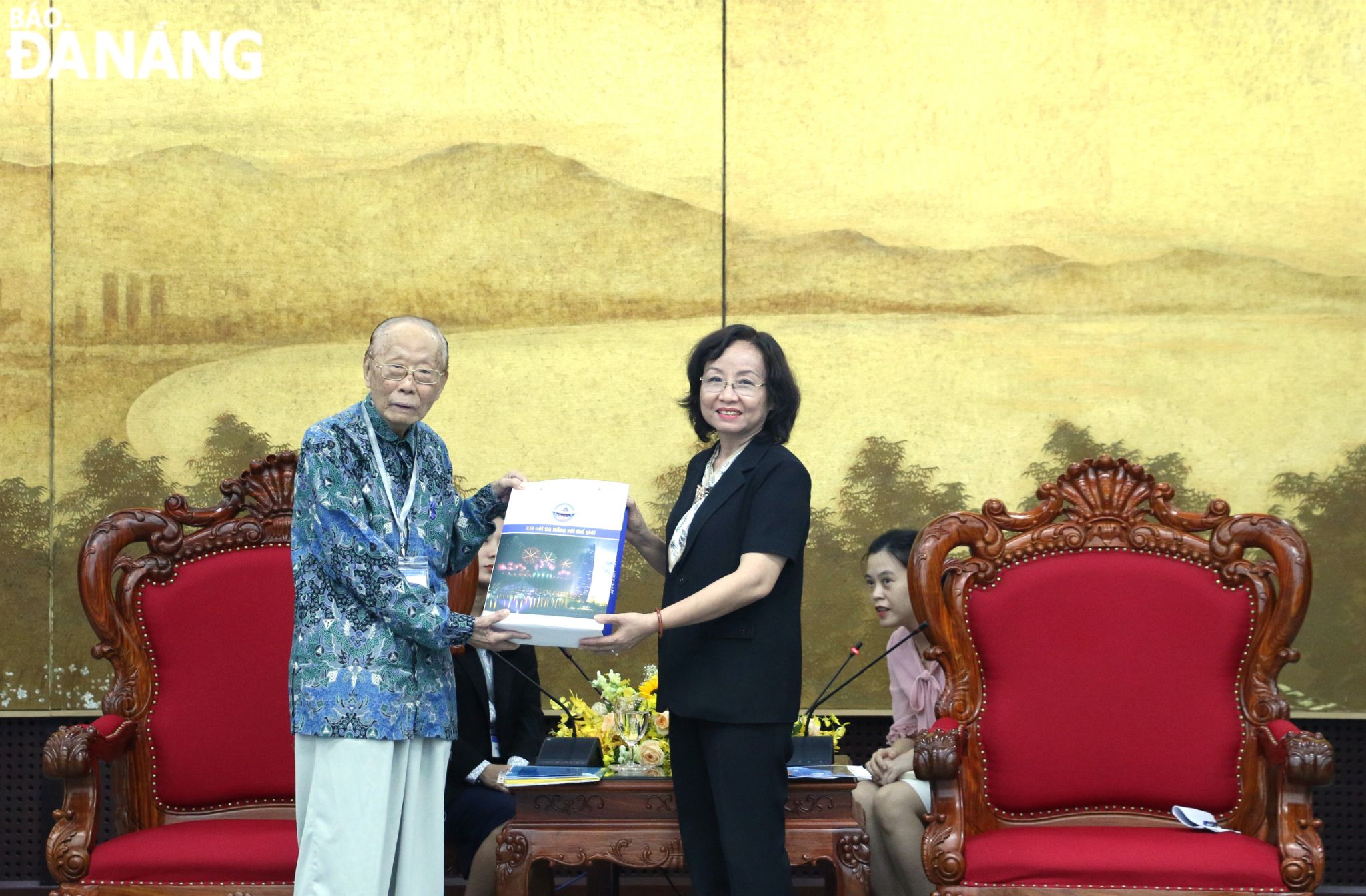 La vicepresidenta del Comité Popular de la Ciudad, Ngo Thi Kim Yen (derecha), entrega un recuerdo al presidente honorario de Artdo International, Thomas Chee. Foto: T.PHUONG