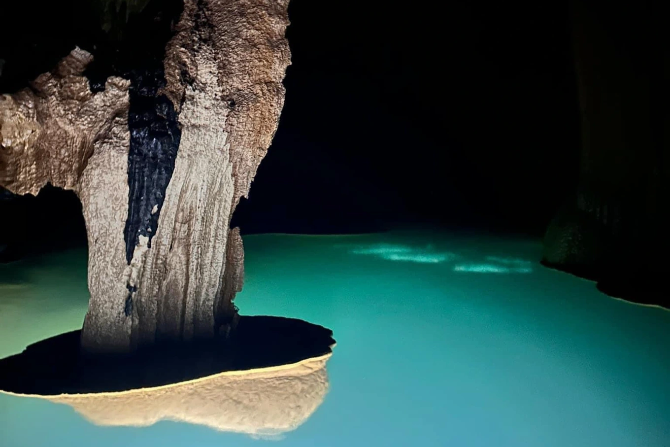 Nuevo descubrimiento de un misterioso lago 'colgado' en una cueva en Quang Binh