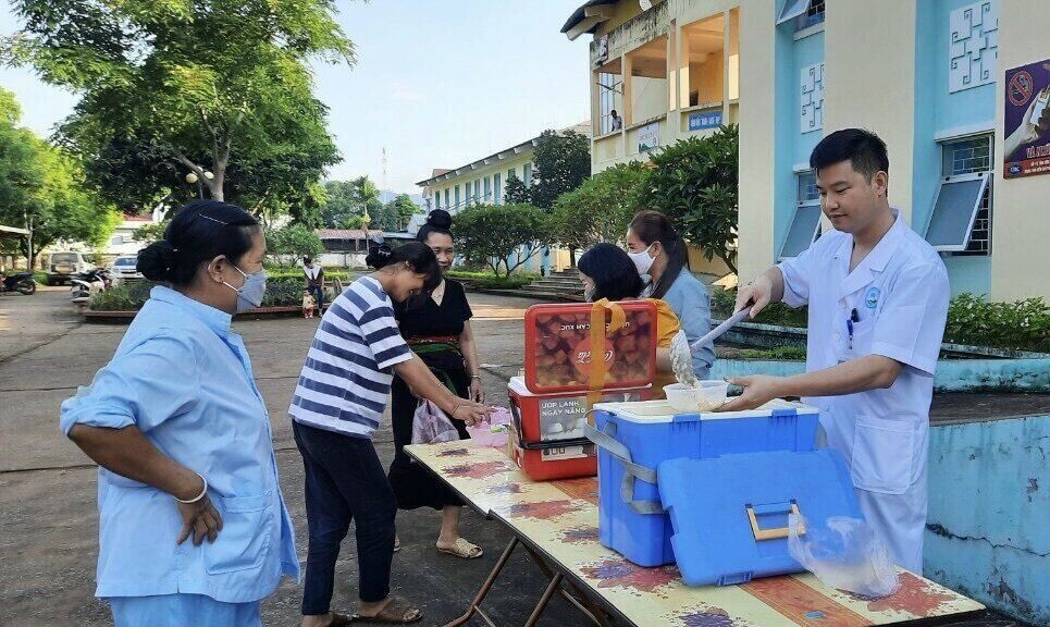 Les médecins des régions montagneuses ne se contentent pas d'effectuer des examens et des traitements médicaux, ils soutiennent également les patients dans des situations difficiles. Photo : Khanh Linh