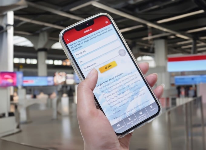 Les clients s'enregistrent en ligne sur l'application Vietjet Air. Photo : Quang Nguyen