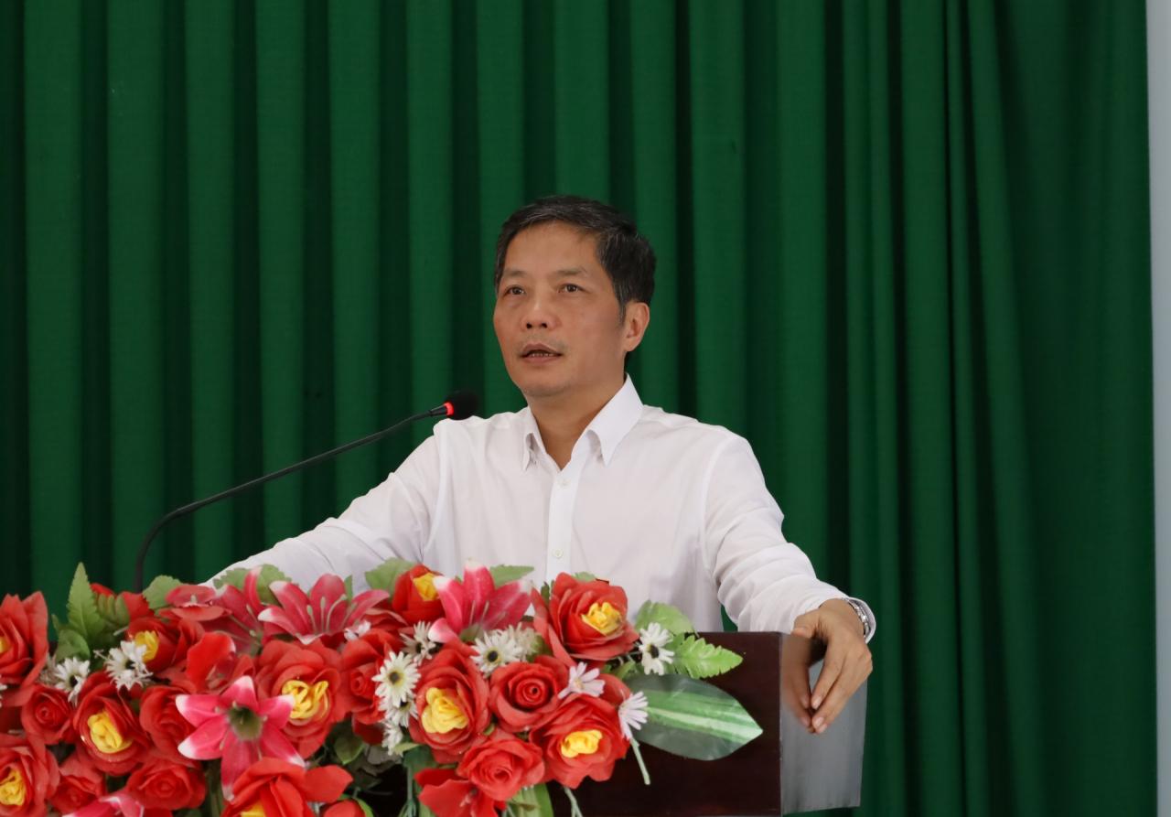 Tran Tuan Anh 씨는 반닌 지구 유권자들과의 회의에서 연설했습니다.