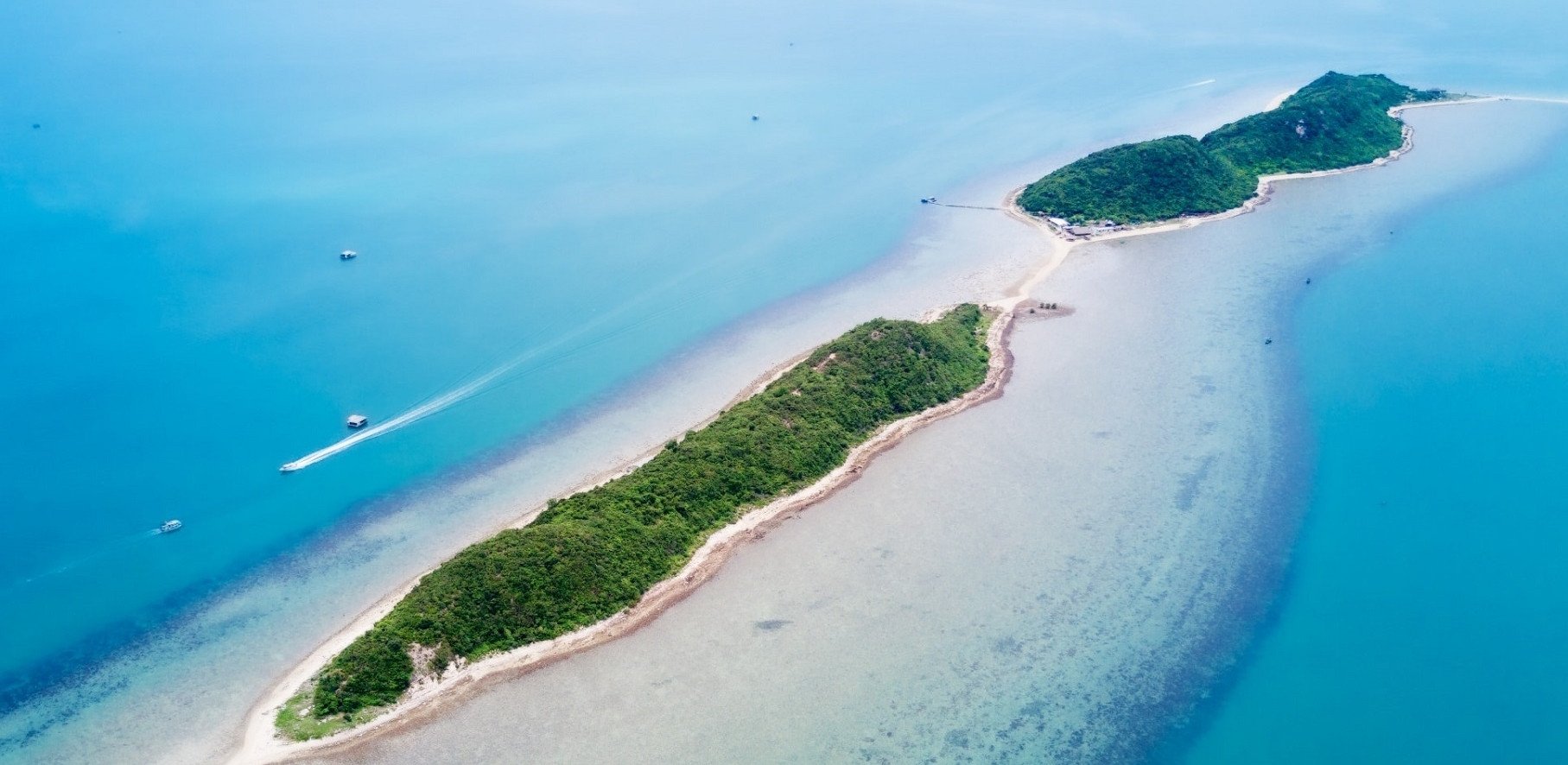 Strange road in Khanh Hoa: Tourists walk in the middle of the sea, check-in as beautiful as Maldives