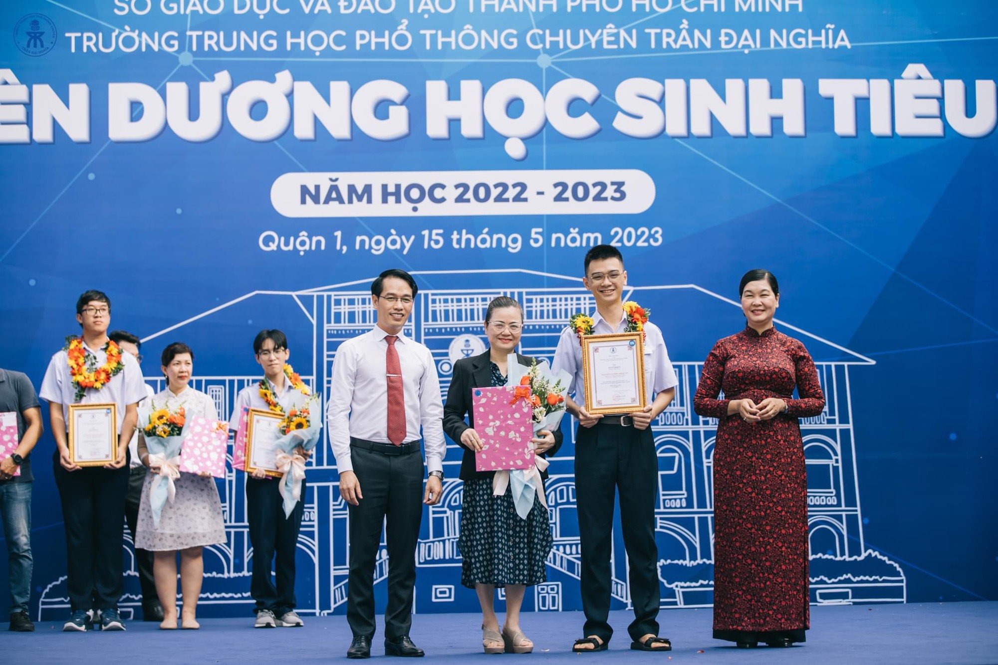 Tôn vinh phụ huynh trong lễ tổng kết năm học, tại sao không? - Ảnh 1.