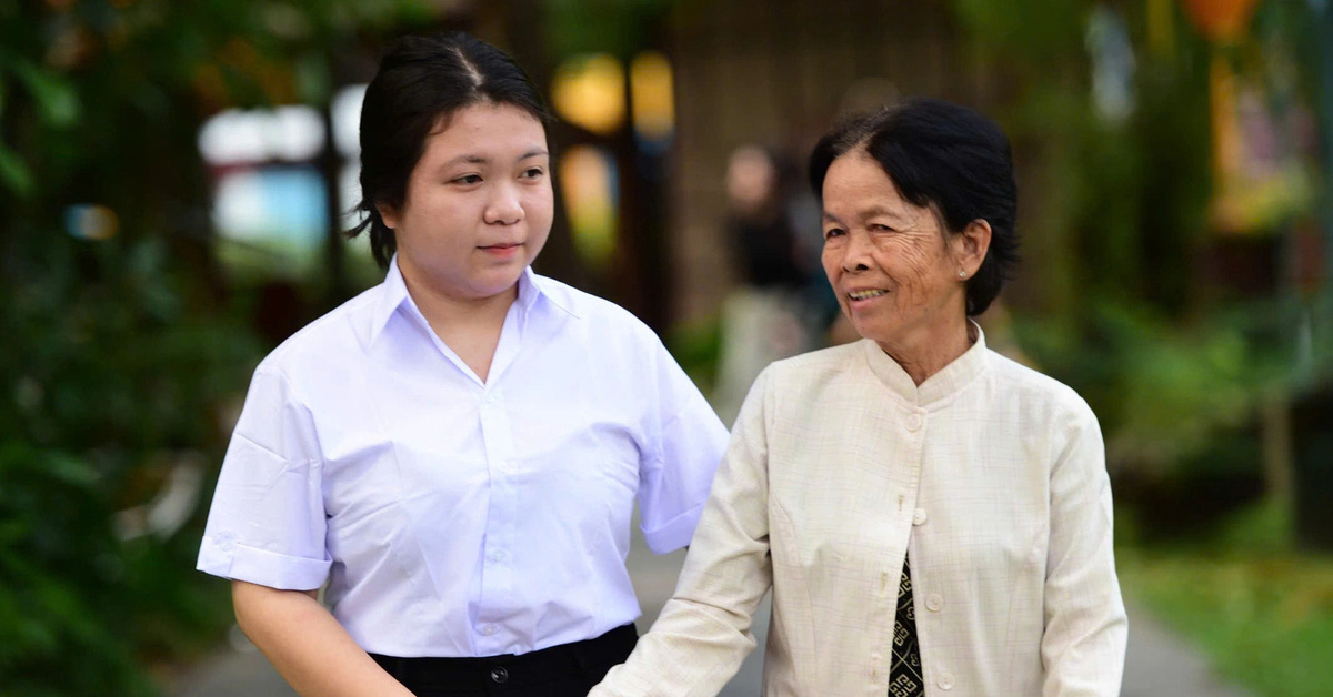 Grand-mère vend 150 billets de loterie par jour pour élever son petit-fils orphelin. Elle prend maintenant congé de son travail pour se rendre à Ho Chi Minh-Ville afin de voir son petit-fils recevoir une bourse d'études.