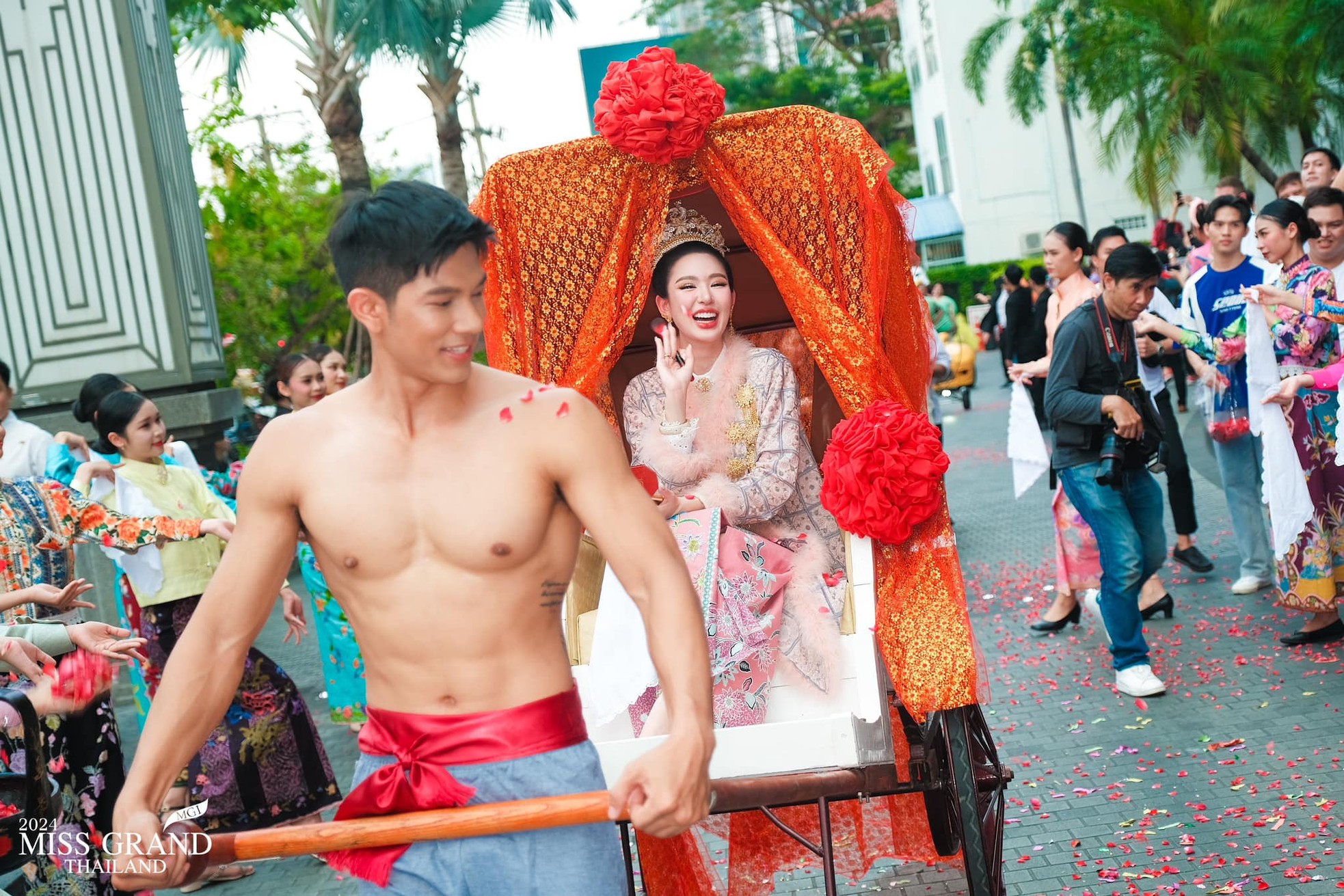 Foto 19 de la concursante de Miss Grand Tailandia bailando en barra