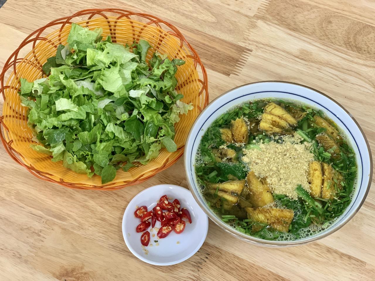 Sabor campestre en un tazón de sopa de pescado Quynh Coi en el corazón de Hanoi