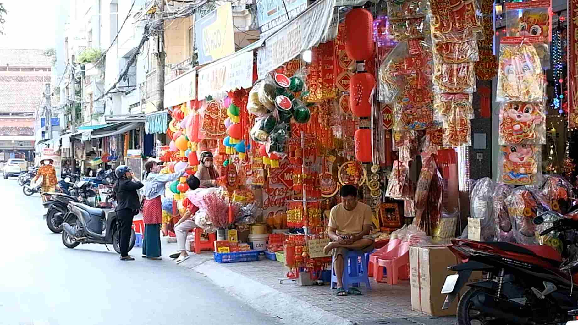 Các mặt hàng trang trí Tết được ưa chuộng. Ảnh: Bích Ngọc