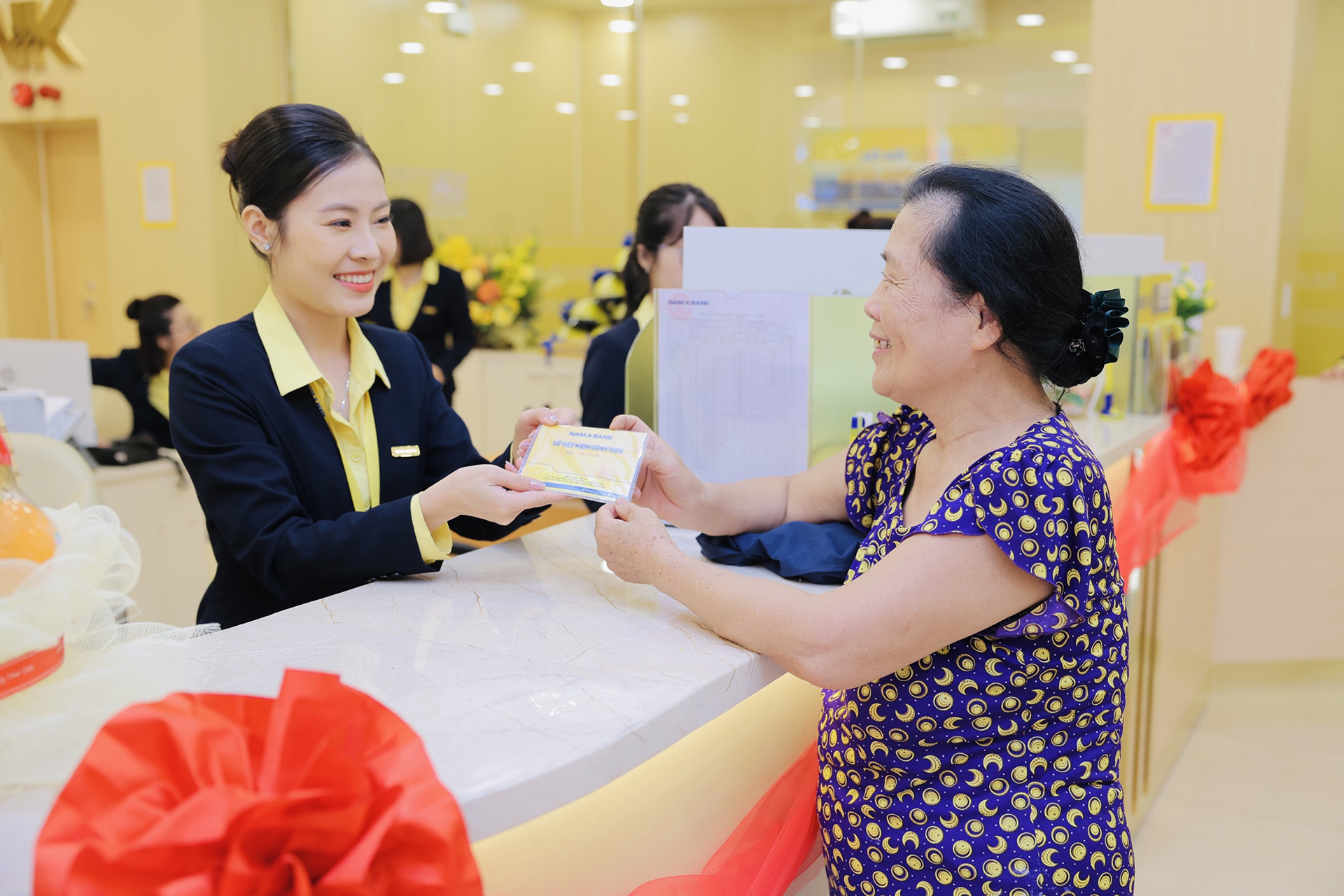 Khách hàng giao dịch tại Nam A Bank