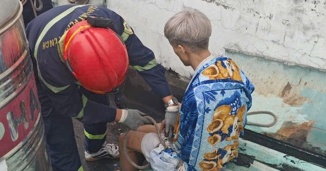 Rescuing a man trapped on the roof of a 3-story building in Ho Chi Minh City