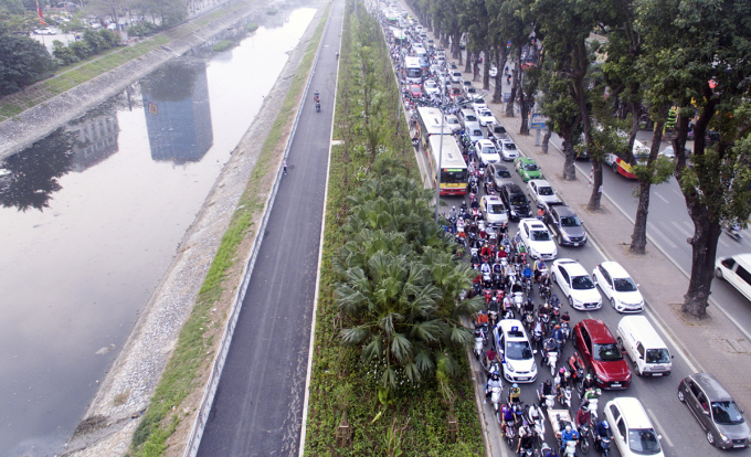 Se propone construir una ruta peatonal a lo largo del río To Lich para pilotar un carril bici. Fotografía: Ngoc Thanh