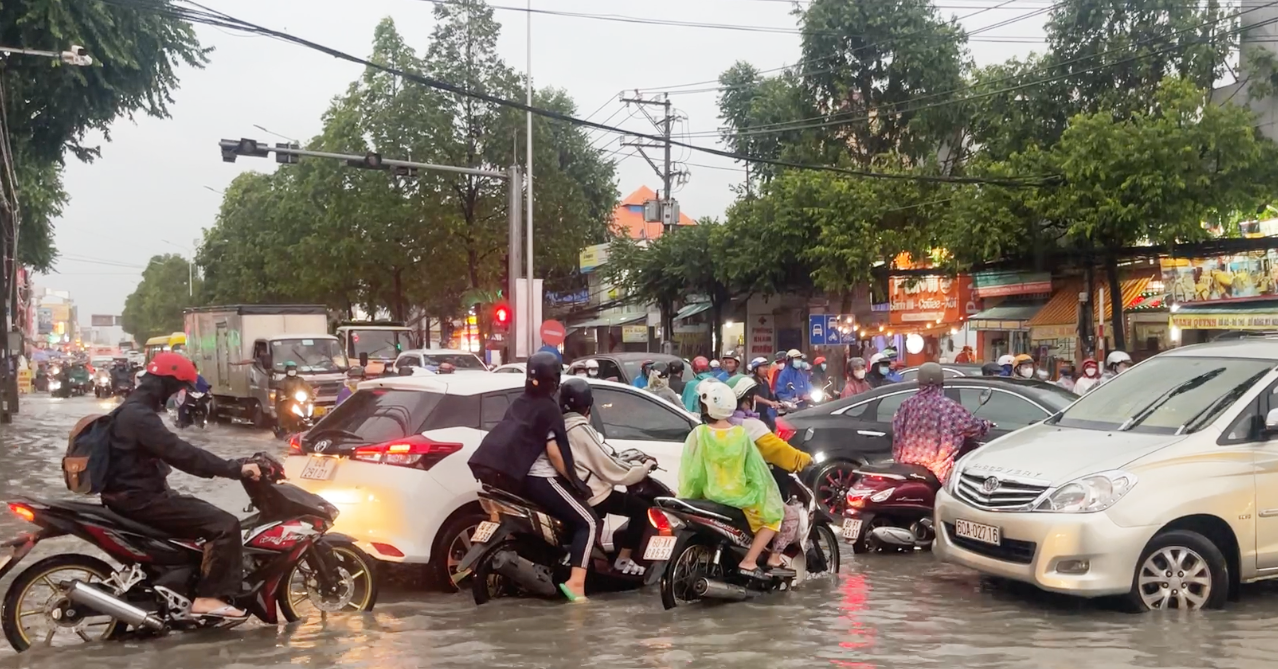 Mưa lớn gây ngập sâu, bong tróc nhiều mảng nhựa đường lớn