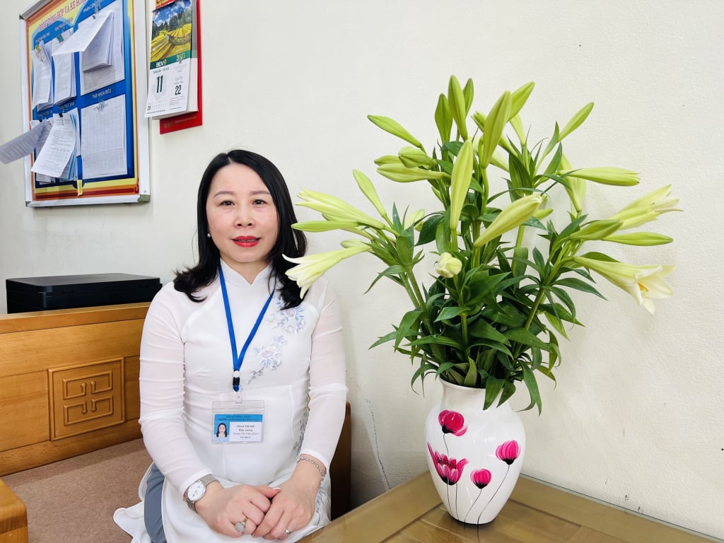 Sra. Pham Thi Phu, directora de la escuela secundaria Mao Khe 1.