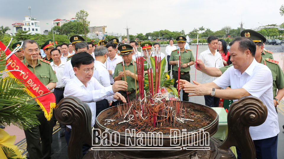 Comrades: Le Quoc Chinh, Standing Deputy Secretary of the Provincial Party Committee, Chairman of the Provincial People's Council, Head of the Provincial National Assembly Delegation; Pham Dinh Nghi, Deputy Secretary of the Provincial Party Committee, Chairman of the Provincial People's Committee offered incense at the Statue of General Secretary Truong Chinh.