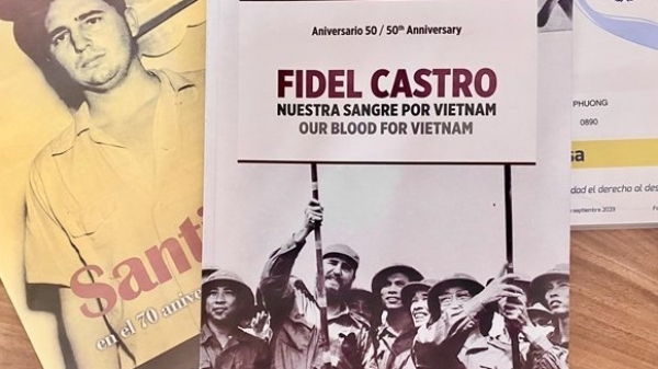 Cuốn sách song ngữ về chuyến thăm đầu tiên của lãnh tụ Fidel Castro tới Việt Nam