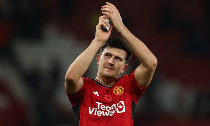 Maguire tri ân khán giả sau khi Man Utd thắng Luton ở vòng 12 Ngoại hạng Anh trên sân Old Trafford, thành phố Manchester ngày 11/11/2023. Ảnh: Reuters