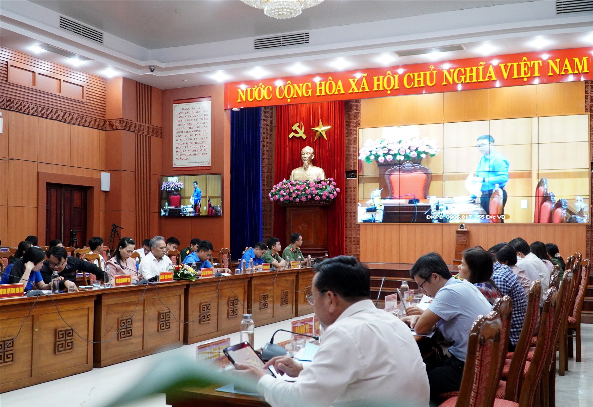 Mr. Phan Tu - Secretary of Duy Xuyen District Youth Union sent questions to provincial leaders. Photo: H.Q